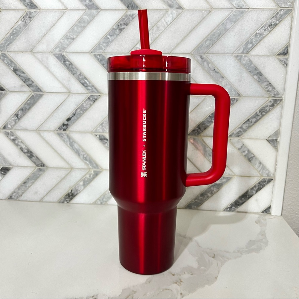 Stanley x Starbucks
40 oz Holiday 2023 Tumbler Mug (red)